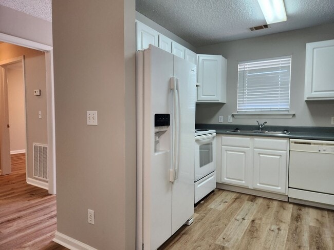 Building Photo - Updated 2 Bedroom 2 Bath Condo in Gated Co...