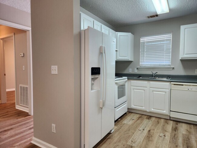 Foto del edificio - Updated 2 Bedroom 2 Bath Condo in Gated Co...