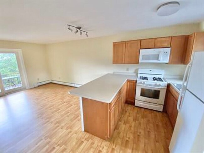 Building Photo - 2 Bedroom End Unit Condo Burlington