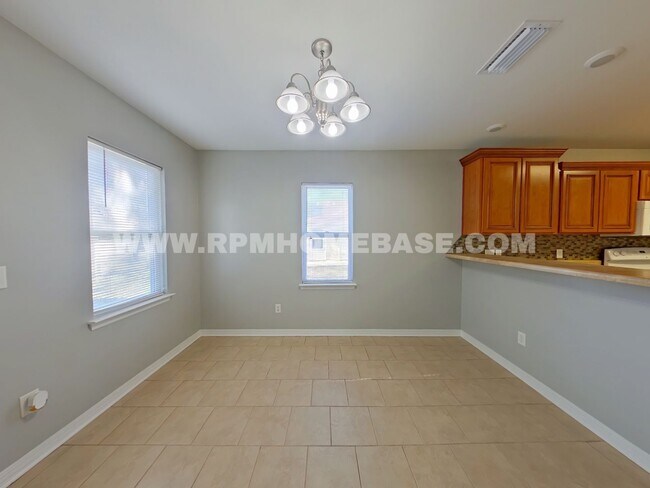 Foto del edificio - Move-In Special - Charming 3-Bedroom Home on a Corner Lot with Spacious Yard – Pet Friendly!