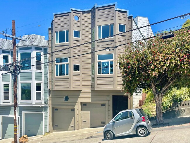 Building Photo - 3BR/2BA Potrero Hill Penthouse With Panora...