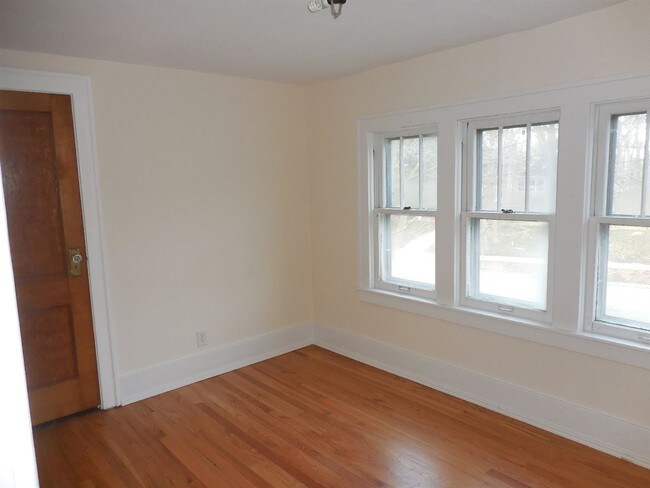Building Photo - 714 5th St