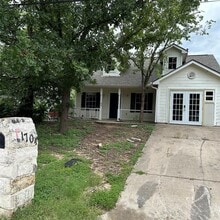 Building Photo - 1704 Lovingood Dr