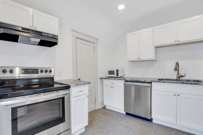 Building Photo - 1008 E 34th St