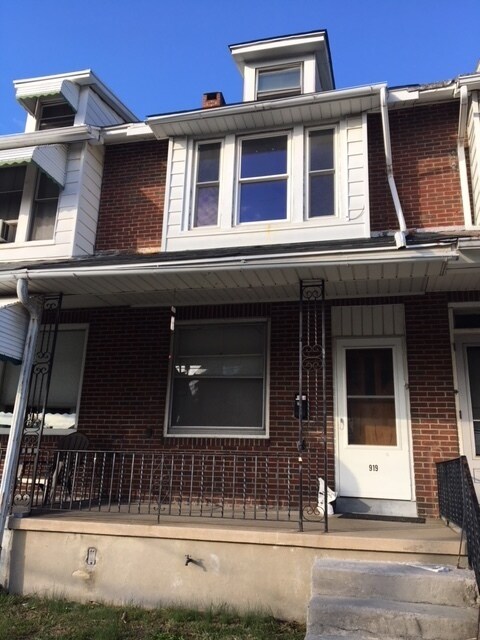 Primary Photo - 3-BEDROOM 1.5-BATH ROWHOME AVAILABLE