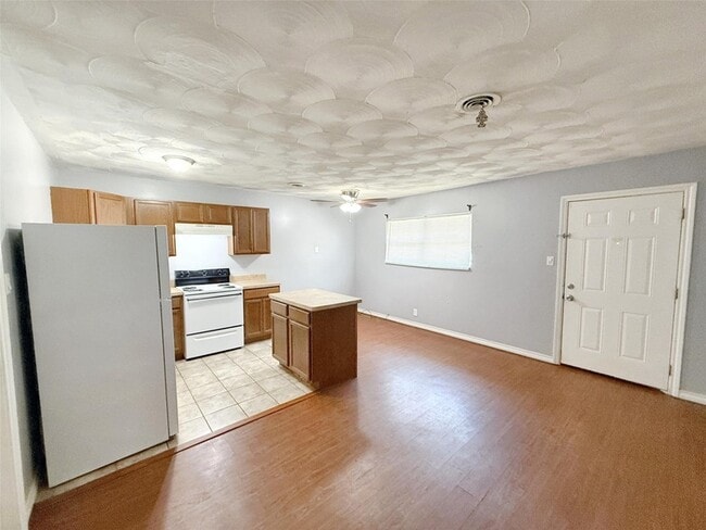 Building Photo - 211 Skyway Dr
