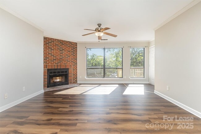 Foto del edificio - 1608 Sharon Rd W