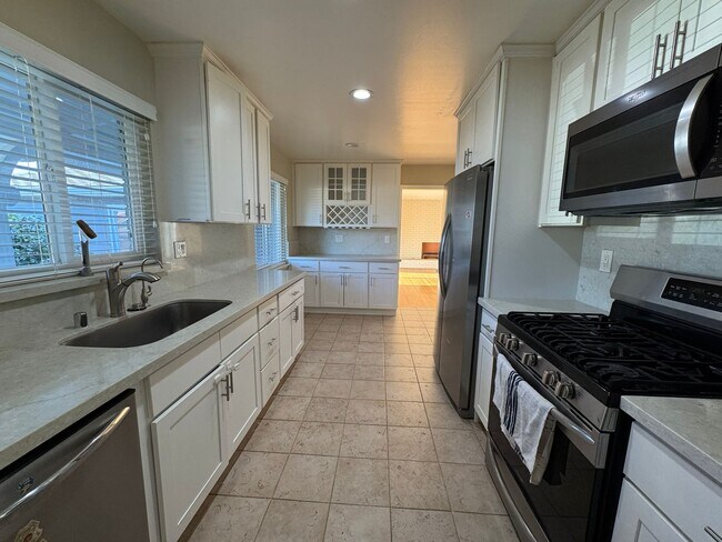 Building Photo - 38267 Farwell Dr