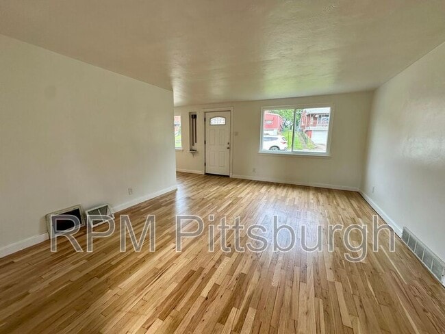 Photo - 975 Elizabeth St House