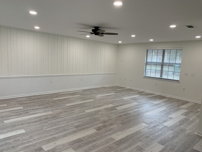Spacious Great Room - 412 Niceville Ave