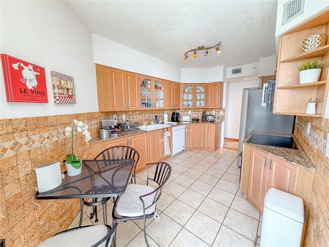 Foto del edificio - 3370 Hidden Bay Dr