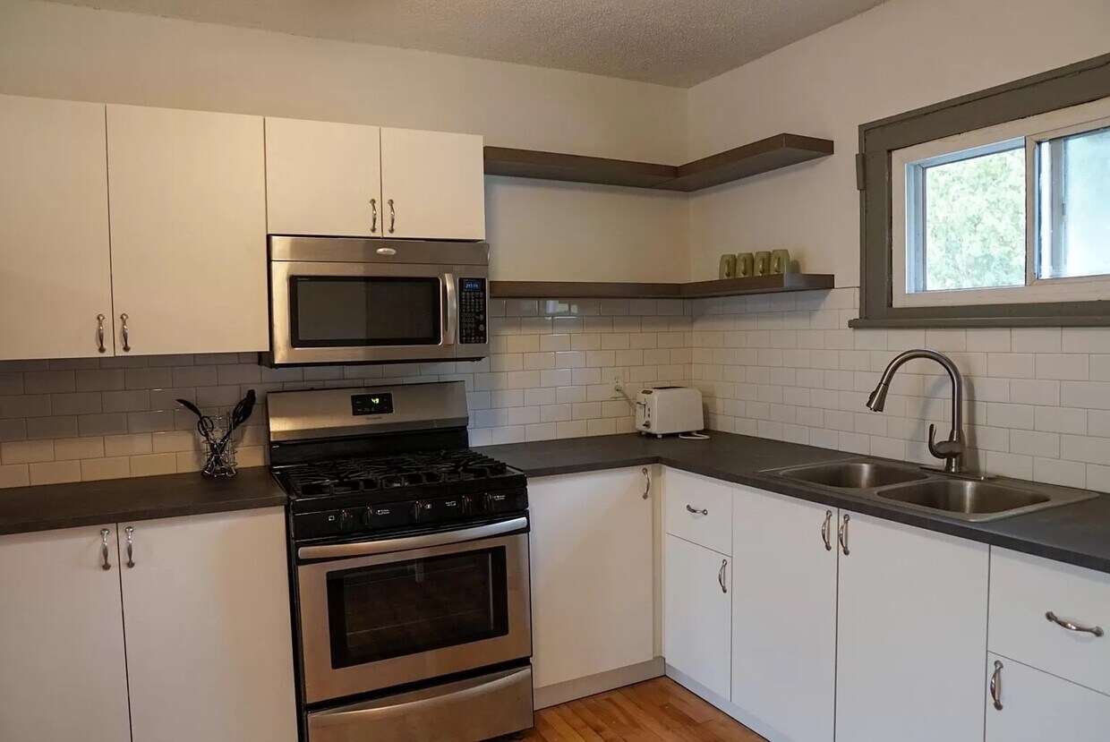 Foto principal - 3101 Central Ave NE
