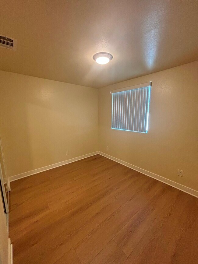 Foto del edificio - 619 W 83rd St