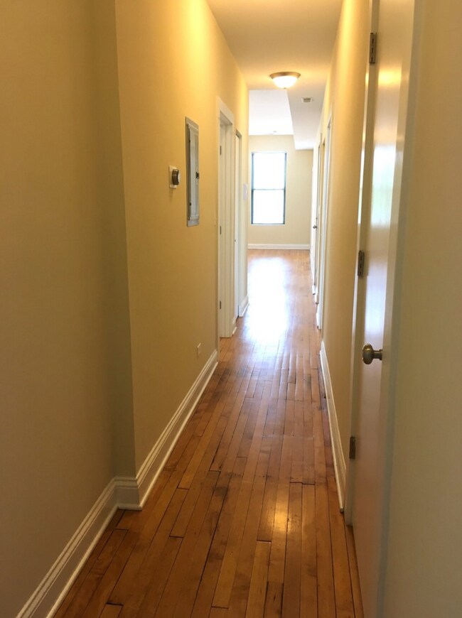 Hallway - 4053 N Leavitt St