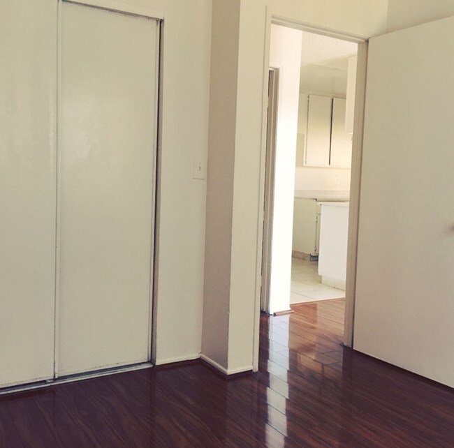 Foto del edificio - 7507 Woodman Ave