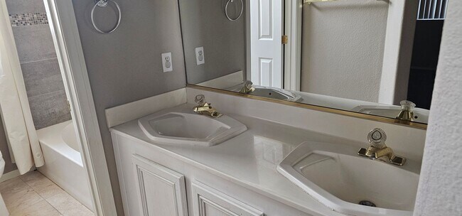Foto del edificio - Beautiful 3 bedroom 2 bath Summerlin home ...