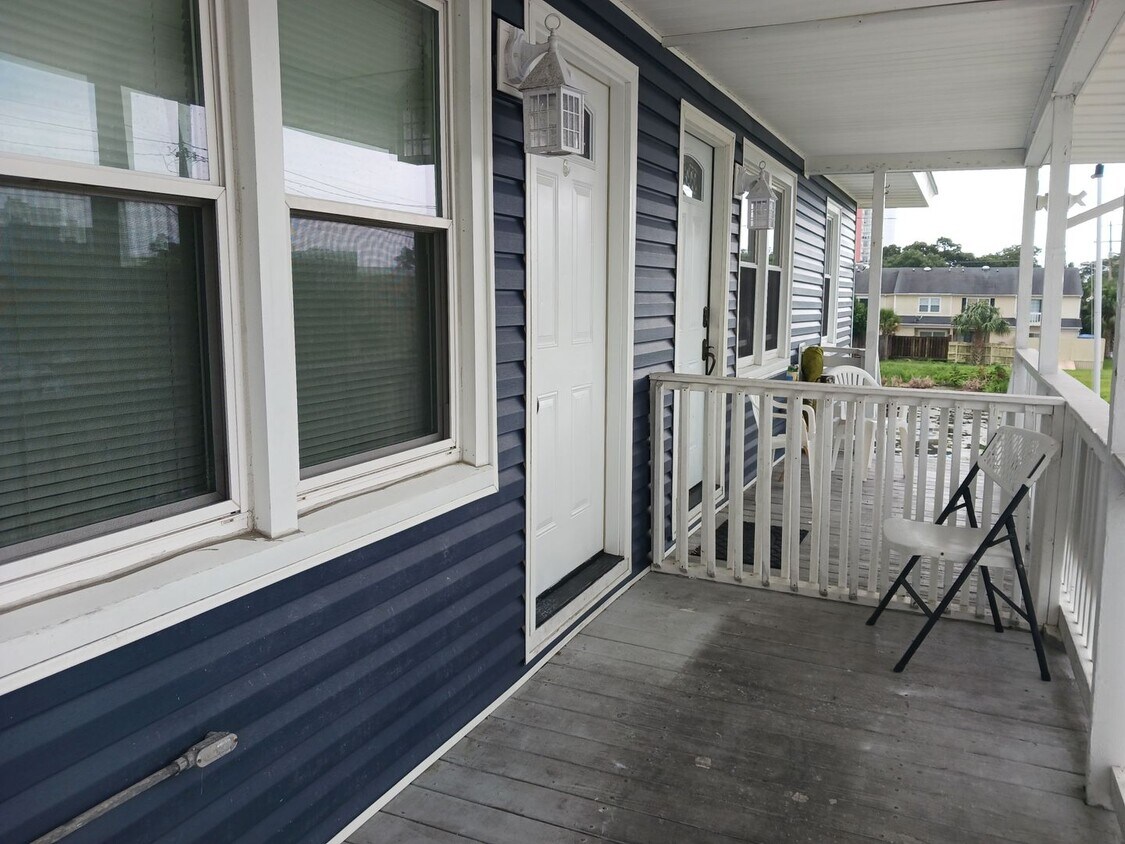 Foto principal - Walk to the Beach! Unfurnished, 2 Bedroom,...