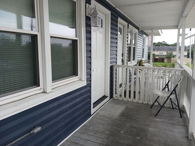 Building Photo - ONE MONTH FREE with eighteen-month lease.Walk to the Beach! Two Bedroom Condo! Available Now!