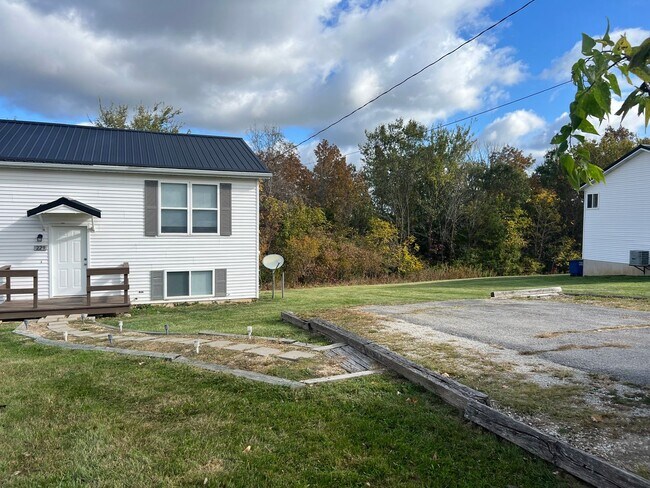 Building Photo - Large 4 Bedroom Home at I-44 and HWY 100