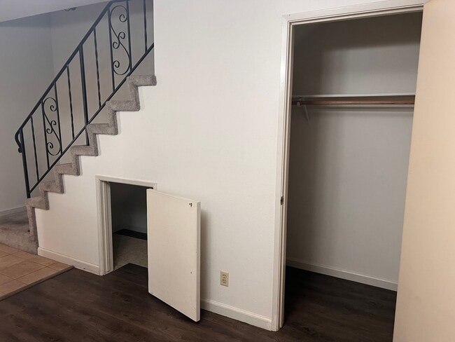 Building Photo - Spacious 2 Bedroom with Attached Garage Cl...
