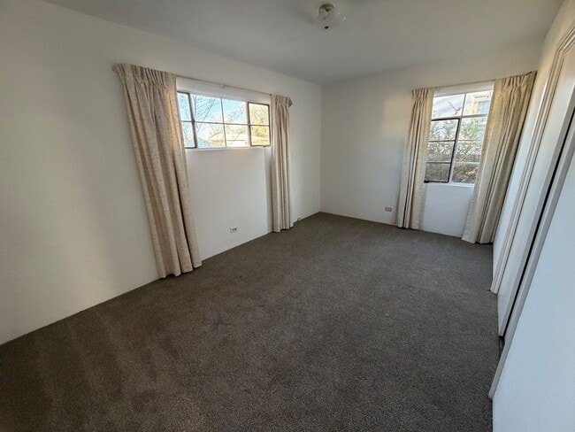 Building Photo - 3 Bedroom Home w/Large Backyard
