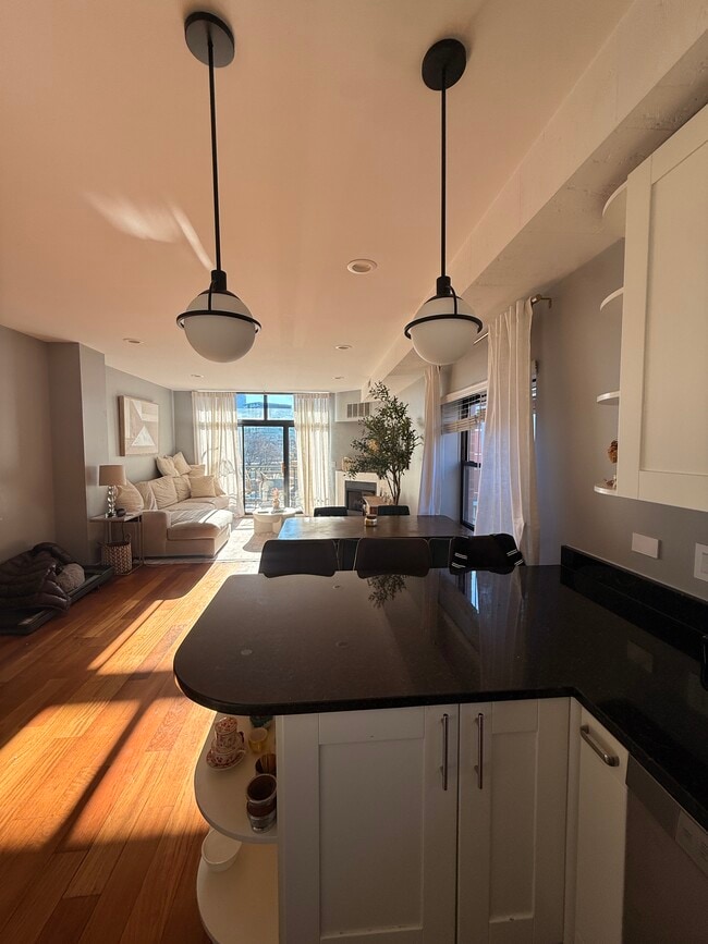 Foto del edificio - 651 N Milwaukee Ave