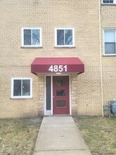 Building Photo - 4851 Greenleaf St