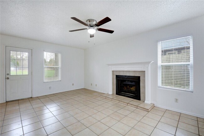 Foto del edificio - 6102 Parkwood Dr