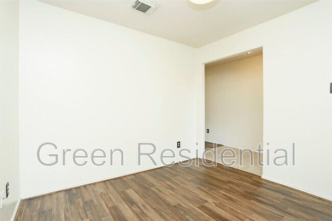 Foto del edificio - 1939 Wooded Acres Dr