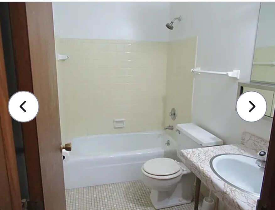 Baño - 9838 W Fond du Lac Ave