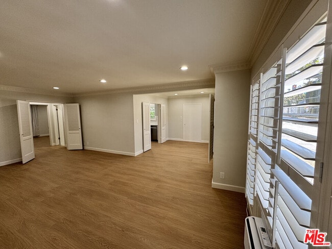 Building Photo - 300 S Doheny Dr