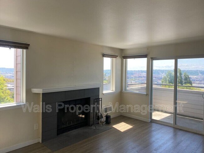 Building Photo - 1527 12th Ave S