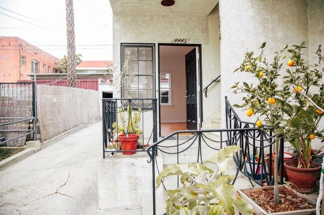 Building Photo - Spacious & Character-Filled 1 Bedroom in Prime Los Feliz – Parking & In-Unit Laundry