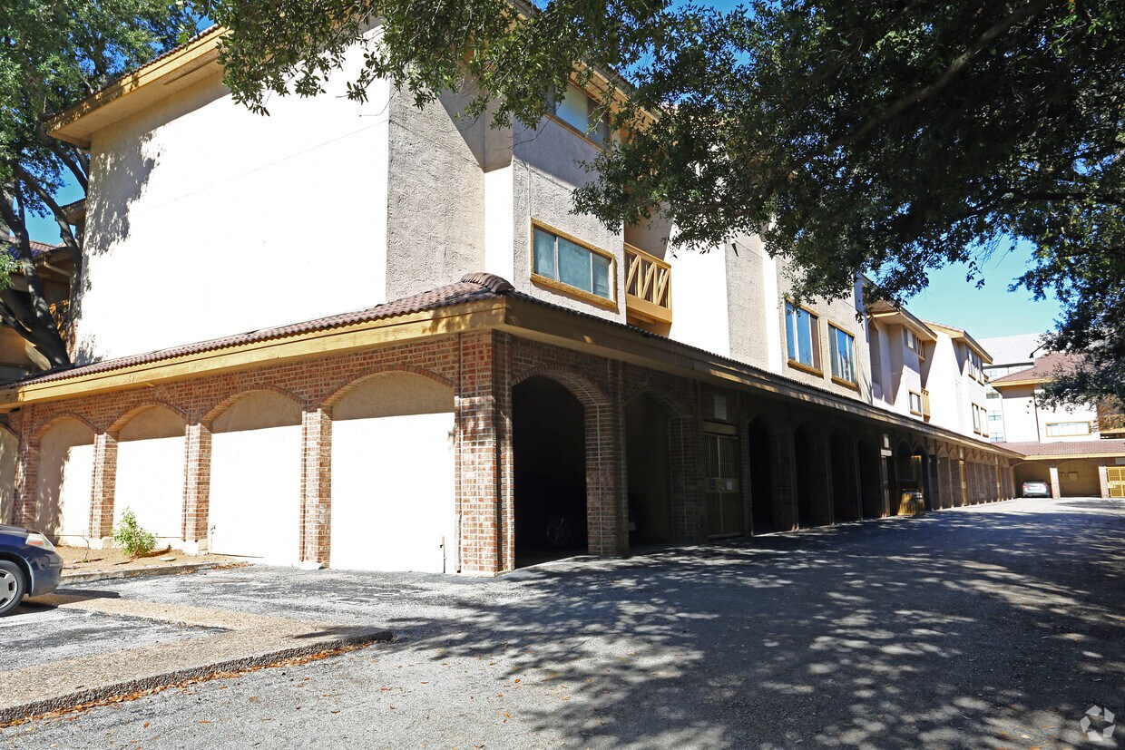 Croix Condominiums Apartments Austin, TX