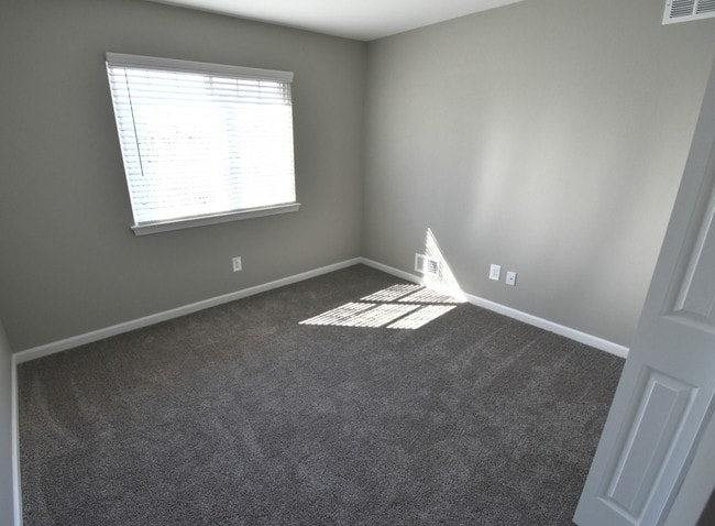 Building Photo - Woodbury Gardens Apartments & Townhomes