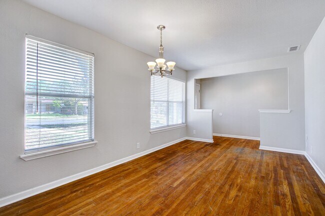 Foto del edificio - ***MOVE-IN SPECIAL: ONE WEEK FREE***Updated North Central Home with Hardwood Floors & Covered Patio