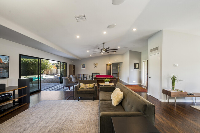 Building Photo - 4820 E Altadena Ave