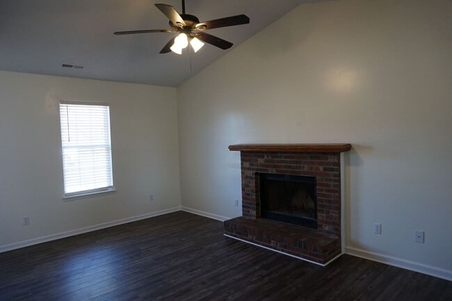Building Photo - Cozy Two Bedroom 2 Full Bathroom Duplex!