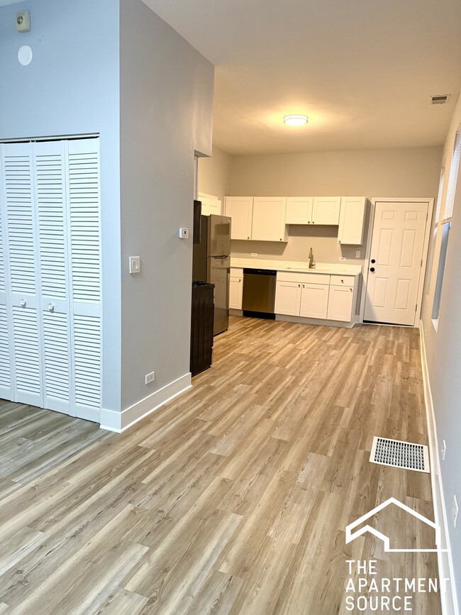 Building Photo - 942 N Elston Ave