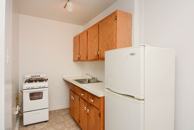 Building Photo - 4060 N Kenmore Ave