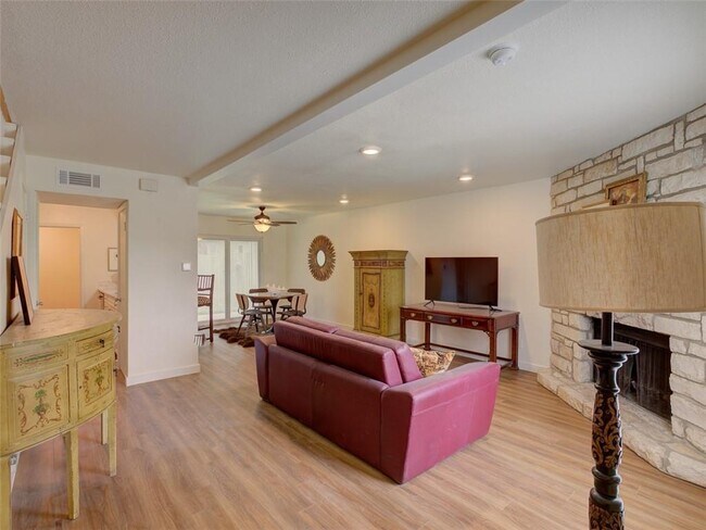 Foto del edificio - 710 Castle Ridge Rd