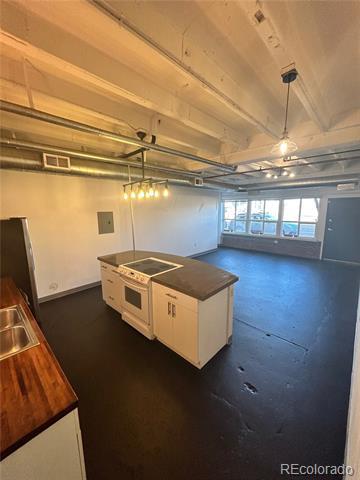Building Photo - 1777 E 39th Ave