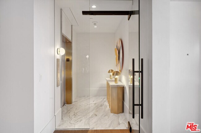 Foto del edificio - 8420 W Sunset Blvd
