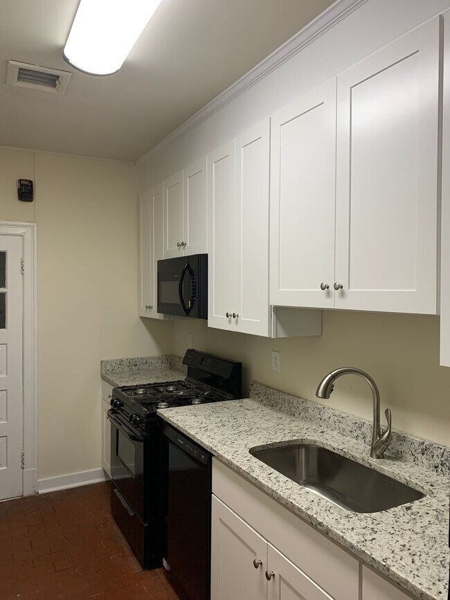 Building Photo - Renovated 4 Bedroom Townhouse! Off Street ...