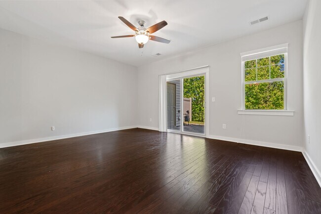 Foto del edificio - Freshly painted townhome at Lynn and Glenwood: Available Now!