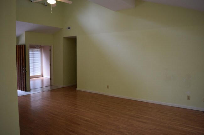 Building Photo - 111 Primrose Cir