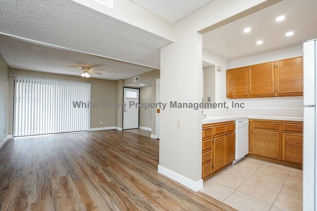 Foto del edificio - 1 Bedroom with Resort-Style Living at Le Parc | Open Floor Plan, Private Patio & Pools