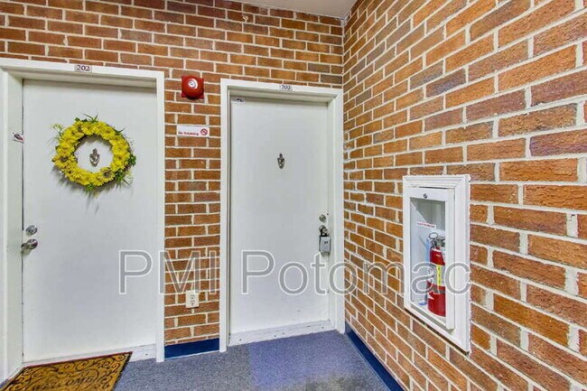 Foto del edificio - 18310 Streamside Dr