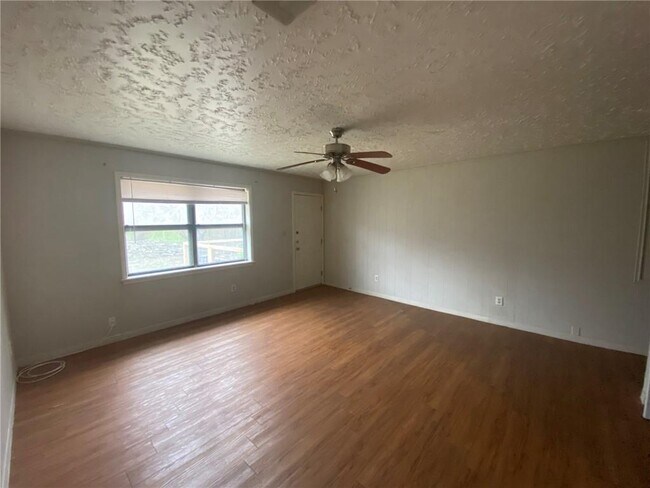 Building Photo - 906 N LBJ Dr