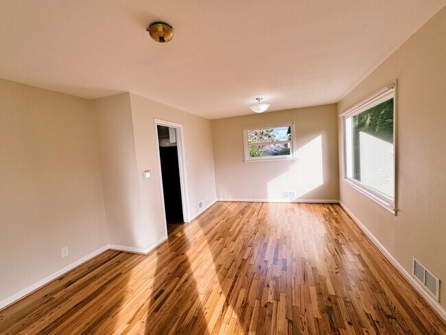 Foto del edificio - Great Location in North End, Updated 4 bed...